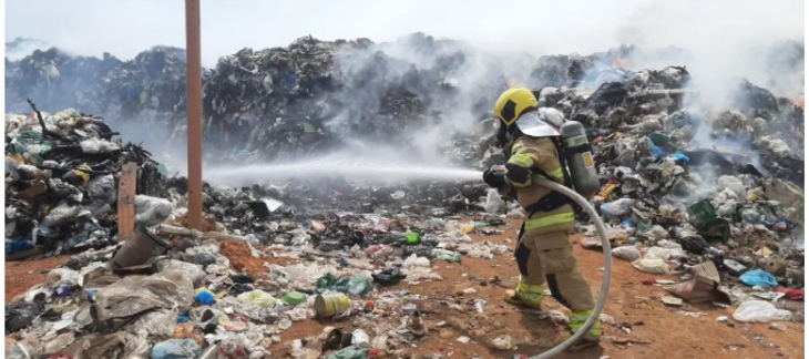Aterro de inertes de Cruzeiro do Sul sofre com mais de 12 horas de incêndio; bombeiros estão no local